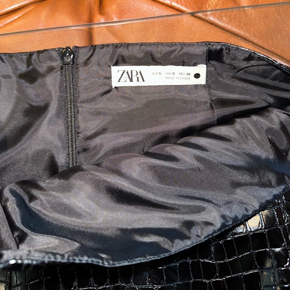 ZARA BLACK FAUX LEATHER MINI SKIRT - Picture 3 of 3